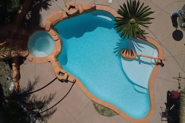 Vista aérea de la piscina terminada, llena de agua turquesa transparente